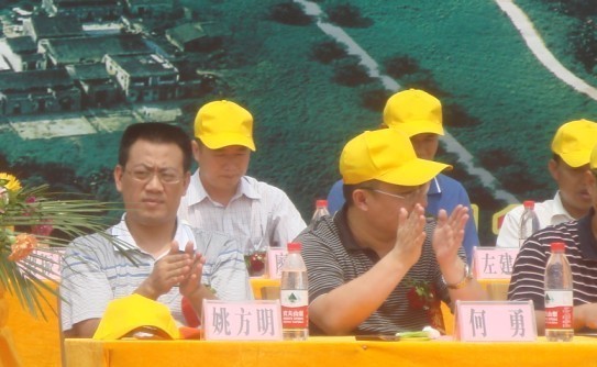 廣西新港灣公司副總經(jīng)理姚方明、生產(chǎn)副總經(jīng)理廖烈宏在會(huì