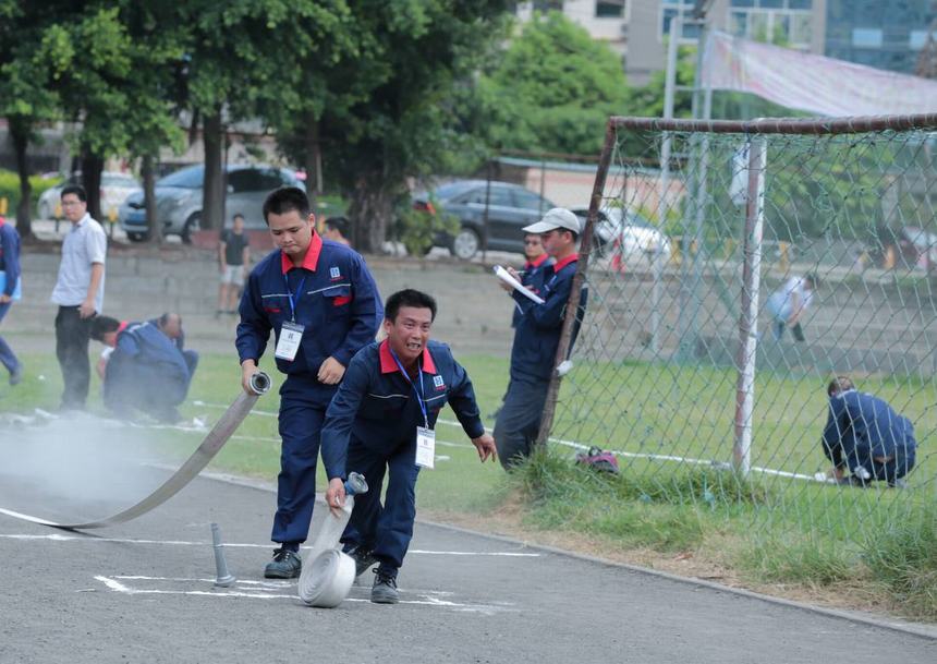 圖三:3人接力消防水帶